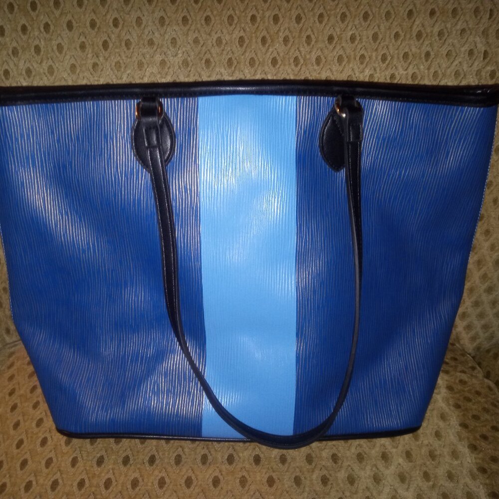 WOMAN PURSE
